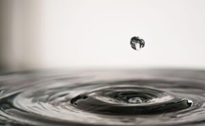 新卒男子がシンクの水垢を落とすのに楽な方法は何がある？