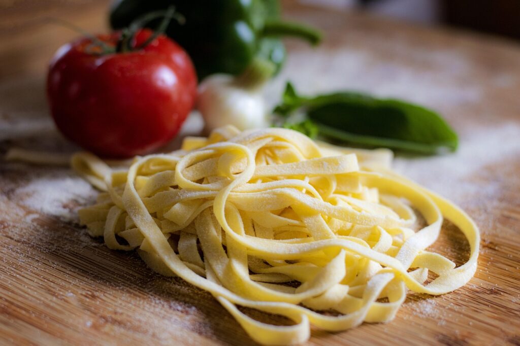 新卒男子が電子レンジで調理できるのはどこまで？